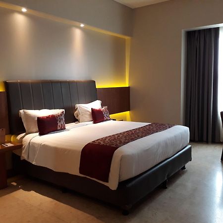 Demelia Hotel Makassar Exterior photo
