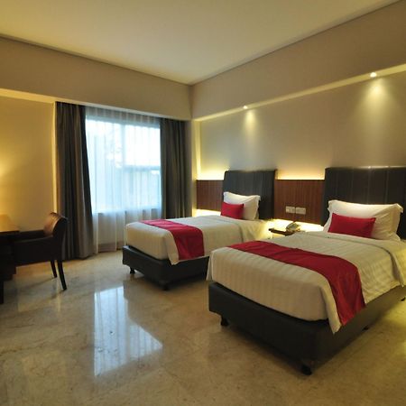 Demelia Hotel Makassar Exterior photo