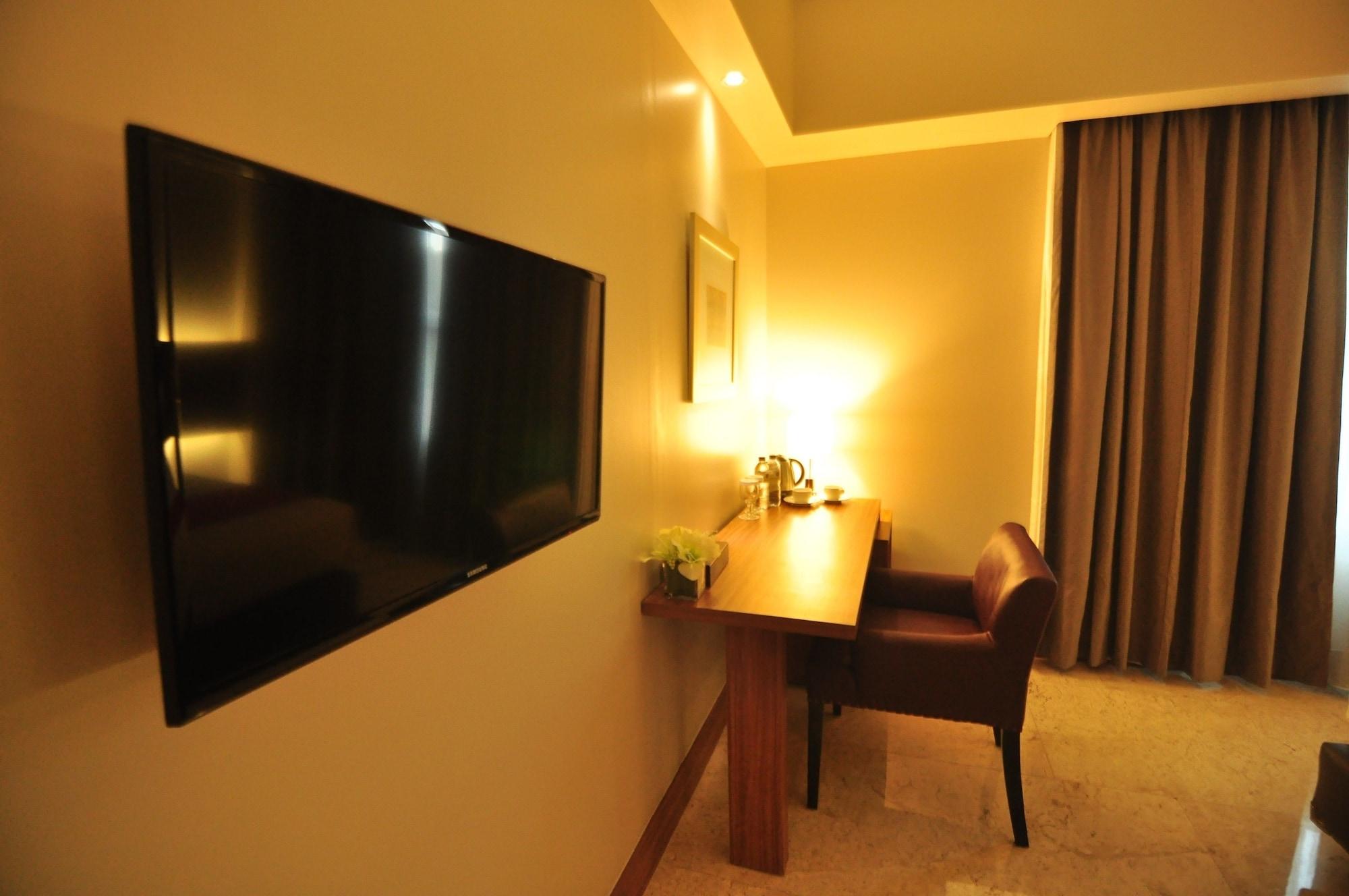 Demelia Hotel Makassar Exterior photo