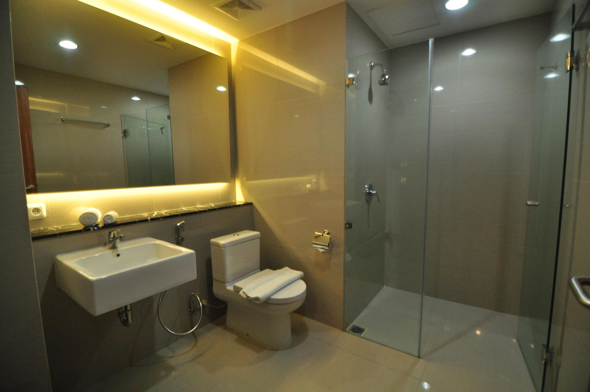 Demelia Hotel Makassar Exterior photo