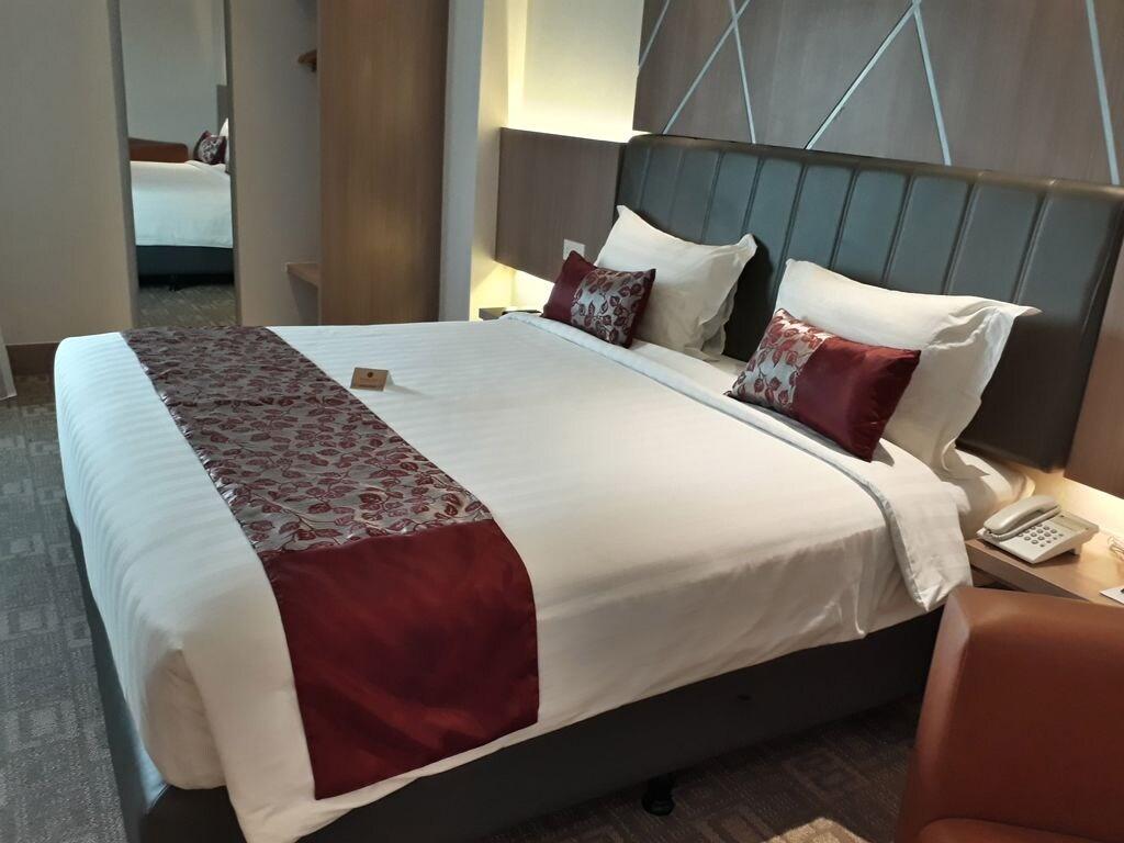Demelia Hotel Makassar Exterior photo