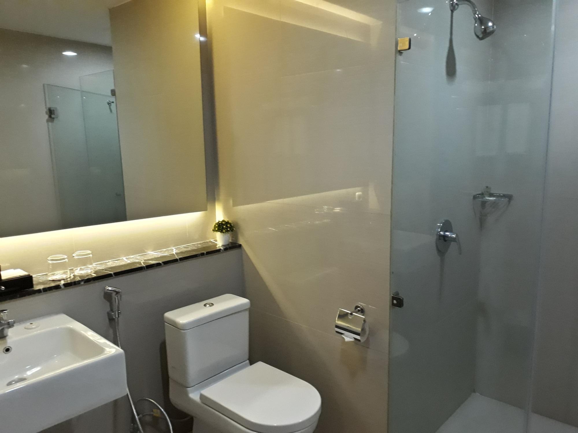 Demelia Hotel Makassar Exterior photo