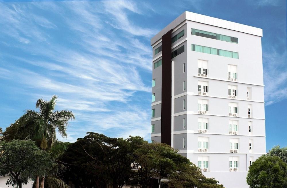 Demelia Hotel Makassar Exterior photo