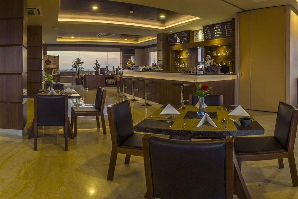 Demelia Hotel Makassar Exterior photo