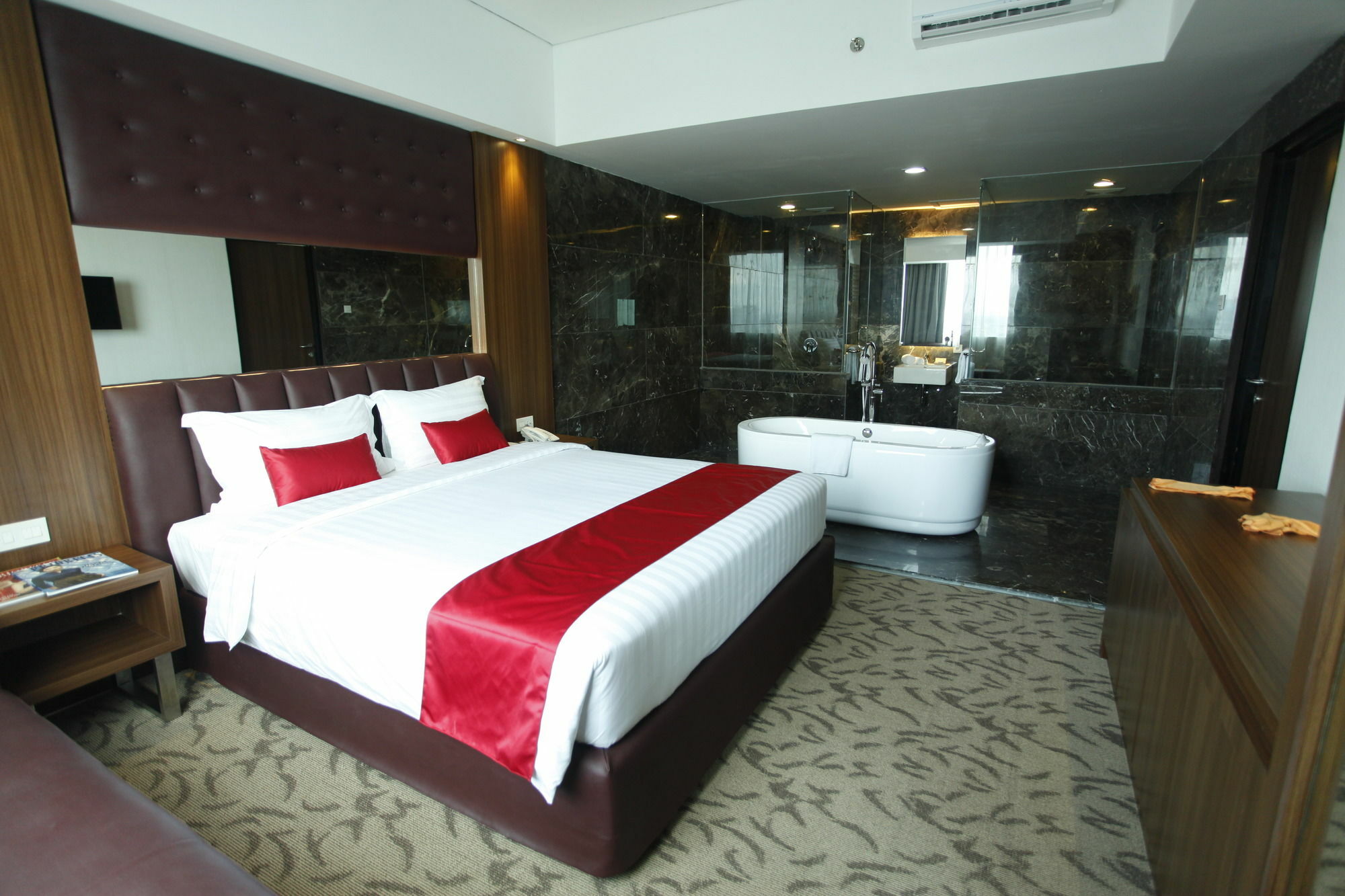 Demelia Hotel Makassar Exterior photo