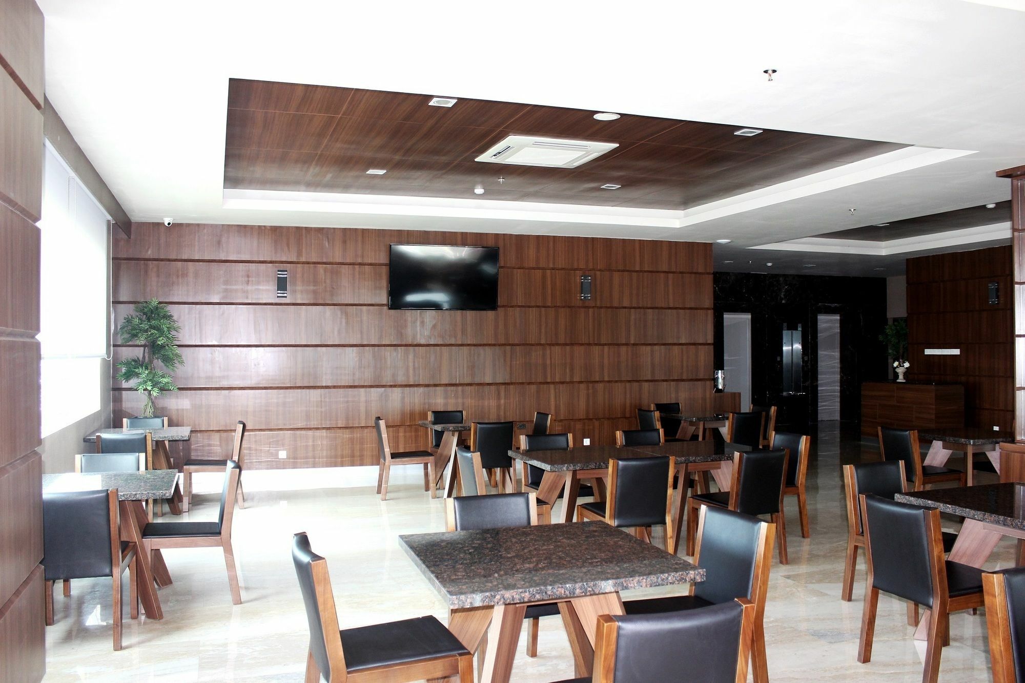 Demelia Hotel Makassar Exterior photo