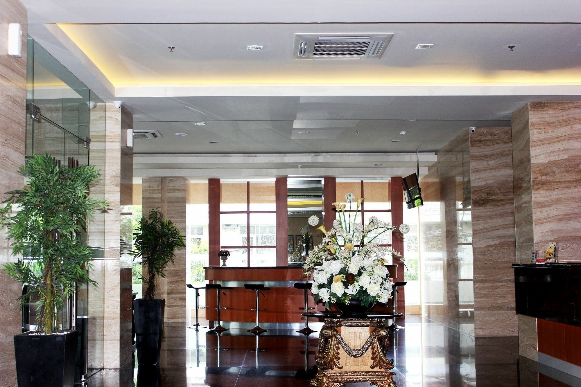 Demelia Hotel Makassar Exterior photo