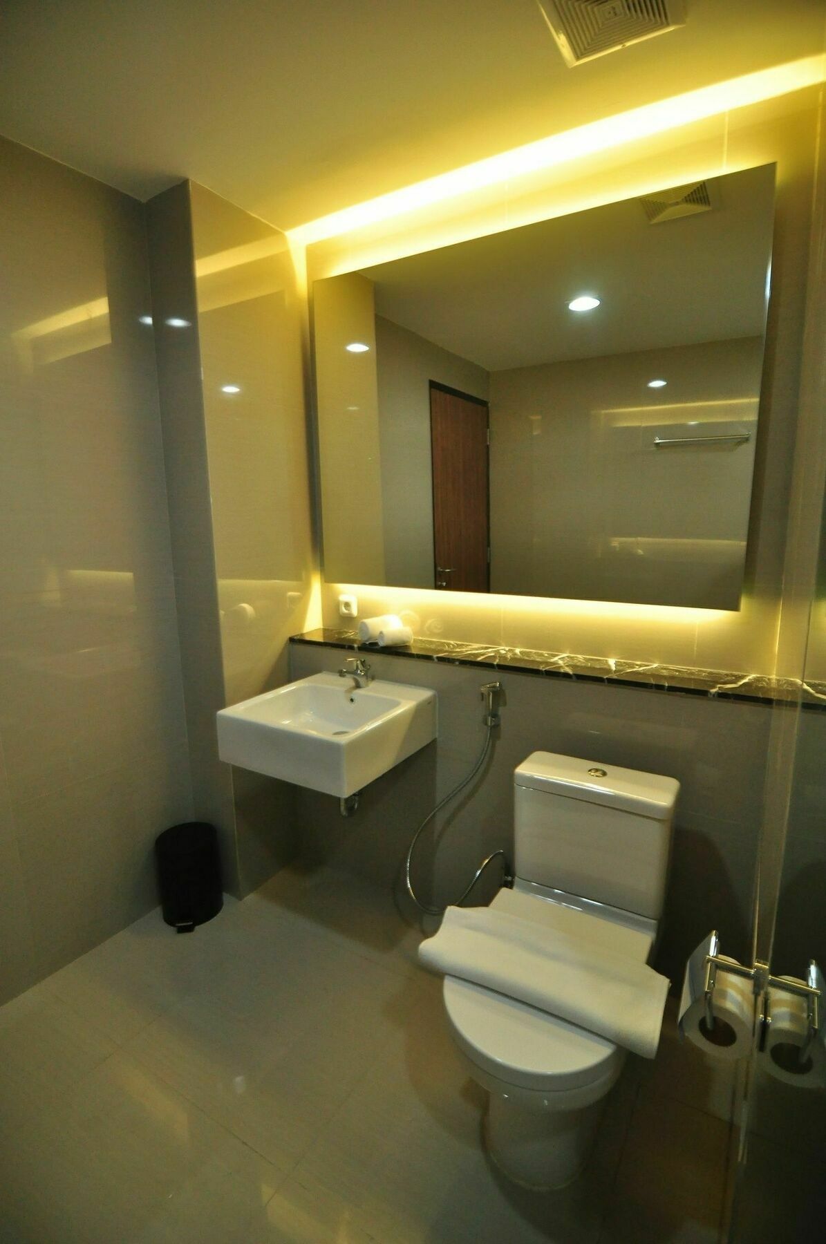 Demelia Hotel Makassar Exterior photo